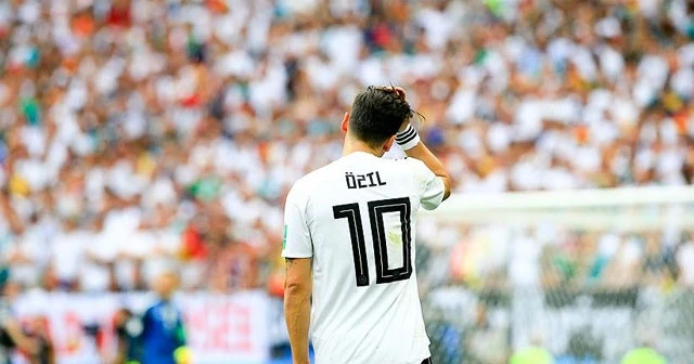 Dünyaca ünlü futbolculardan Mesut Özil'e destek