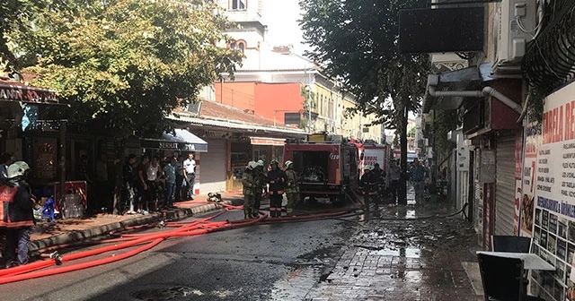 Fatih'te dört katlı bina alev alev yandı