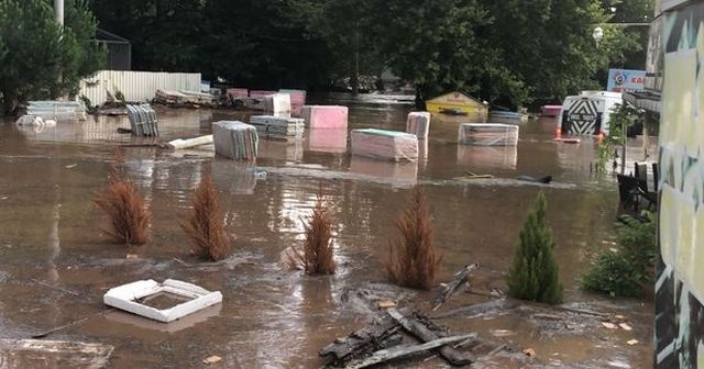 Gebze&#039;de sel felaketi! Ekipler mahsur kalanlar için seferber oldu