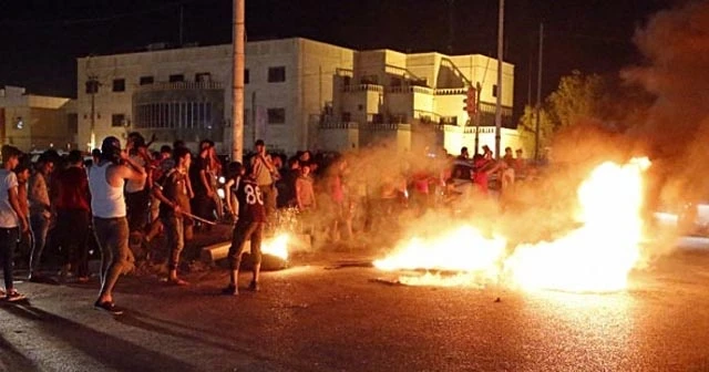 Gerilim iyice tırmanıyor! Komşu ülkede parti binasını bastılar!