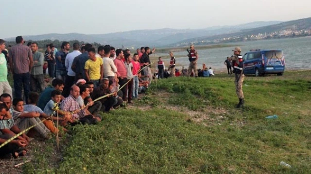 Gölete giren baba ve 2 kızı kayboldu