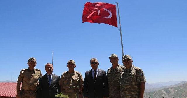 Hakkari&#039;de dev Türk bayrağı göndere çekildi