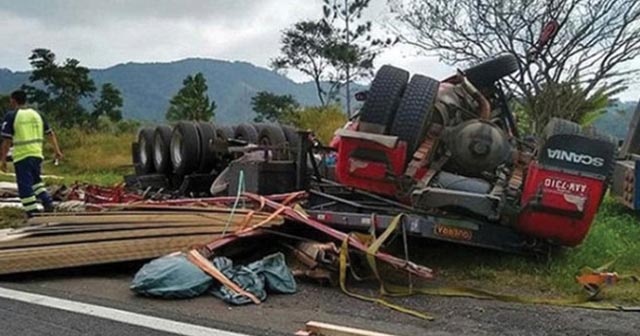 Hamile kadın trafik kazası geçirdi, karnındaki bebek dışarı fırladı