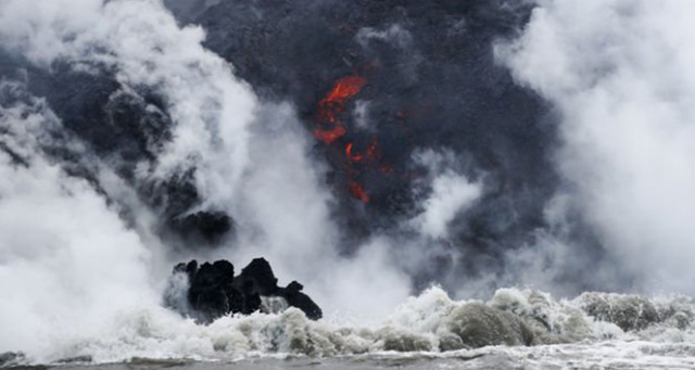 Hawaii&#039;de yanardağdan çıkan lavlar tur teknesine sıçradı