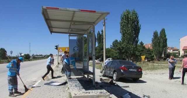 İki otomobilin çarpıştığı kaza güvenlik kamerasında