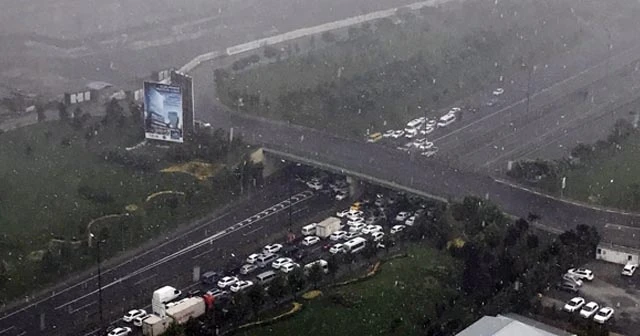 İstanbul&#039;a dolu yağdı!