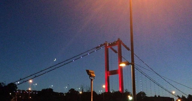 İstanbul semalarında duygulandıran ’ay yıldız’ görüntüsü