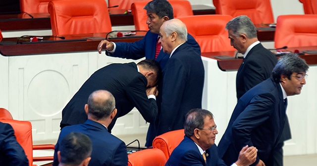 İYİ Parti milletvekili Bahçeli&#039;nin elini öptü