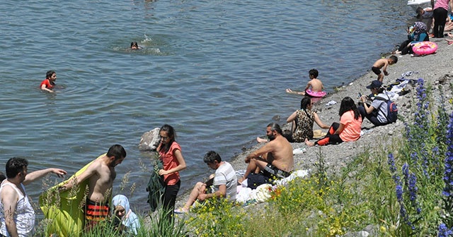 Kars&#039;ta termometreler 30 dereceyi gösterince Çıldır gölüne girdiler