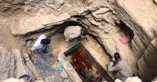 Mısır'da bulunan lahitin içinden lağım suyu çıktı!