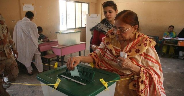 Pakistan'da oy verme işlemi başladı