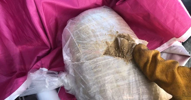 Plaj şemsiyesinin içine gizlenmiş 21 kilo eroin ele geçirilirdi