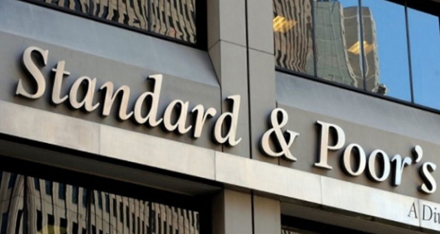 S&amp;P, Yunanistan&#039;ın görünümünü &#039;pozitife&#039; çevirdi