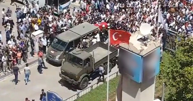 Şehidin naaşı geçerken duygulandıran görüntü