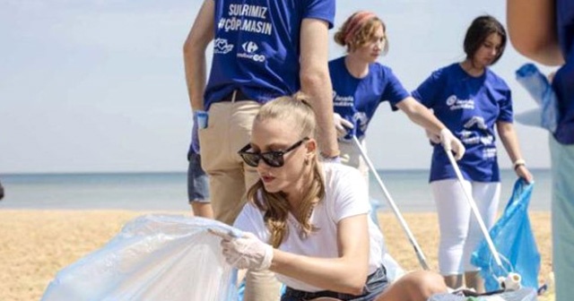 Serenay Sarıkaya kıyıdaki çöpleri topladı