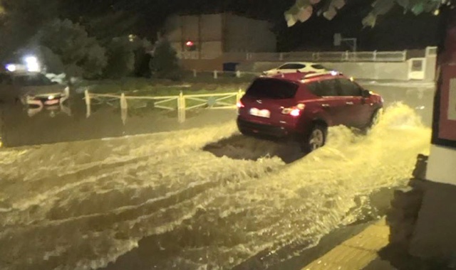 Tekirdağ’da şiddetli yağış sokakları göle çevirdi