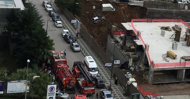 Ümraniye&#039;de duvar çöktü, araçlar inşaat çukuruna düştü!