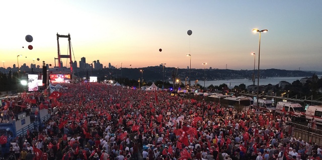 Vatandaşlar 15 Temmuz Şehitler Köprüsü&#039;ne akın etti