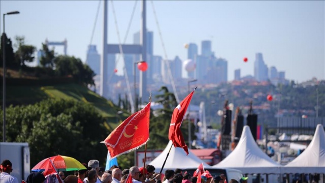 Vatandaşlar 15 Temmuz Şehitler Köprüsü&#039;ne yürüyor