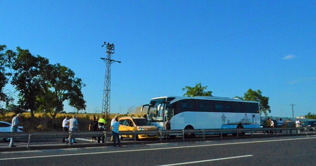 Yolcu otobüsü taksiye çarptı: Trafik durdu!