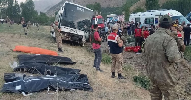 AK Partilileri taşıyan otobüs kaza yaptı: Ölü ve yaralılar var