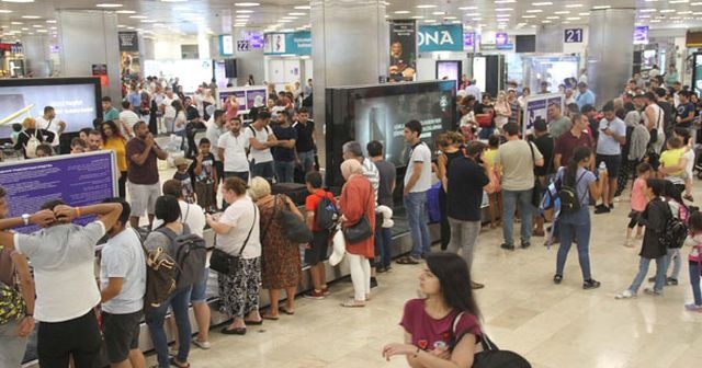 Atatürk Havalimanı&#039;nda tatil dönüşü yoğunluğu