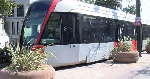 Beşiktaş&#039;ta minibüs tramvaya çarptı!