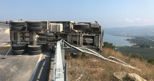 Bursa&#039;da kamyon bariyerlere çarptı, 1 ölü var