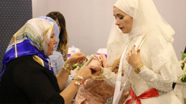 Düğünde ilginç an! Geline bunu taktı
