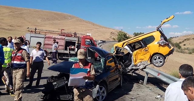 Elazığ'da taksi ile otomobil çarpıştı: 3 ölü