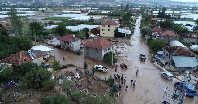 Elmalı&#039;da sel tarım arazilerinde zarara yol açtı