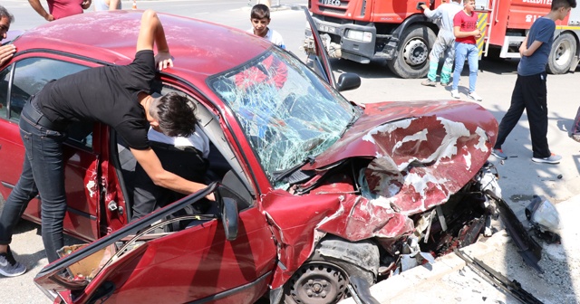 Erzincan&#039;da iki otomobil çarpıştı: 7 yaralı