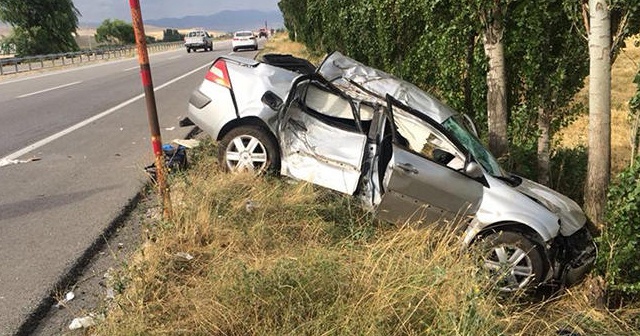 Erzincan'da otomobil şarampole devrildi: 2 ölü, 3 yaralı