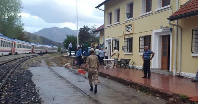 Erzincan-Sivas demiryolu heyelan nedeniyle ulaşıma kapandı