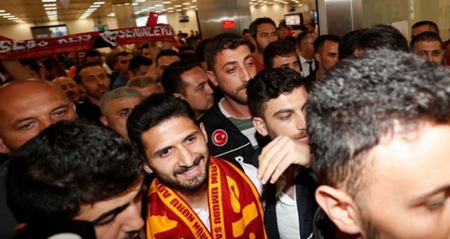 Galatasaray&#039;ın yeni yıldızı Emre Akbaba İstanbul&#039;da