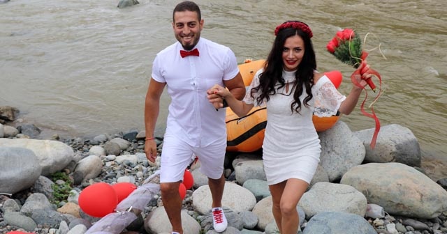 Gelin ve damat nikaha rafting botu ile geldi