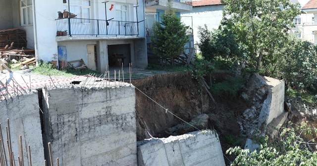 İnşaatın istinat duvarı çöktü, 2 bina boşaltıldı