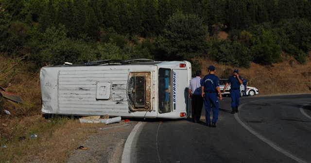 İşçileri taşıyan minibüs devrildi, 12 yaralı var