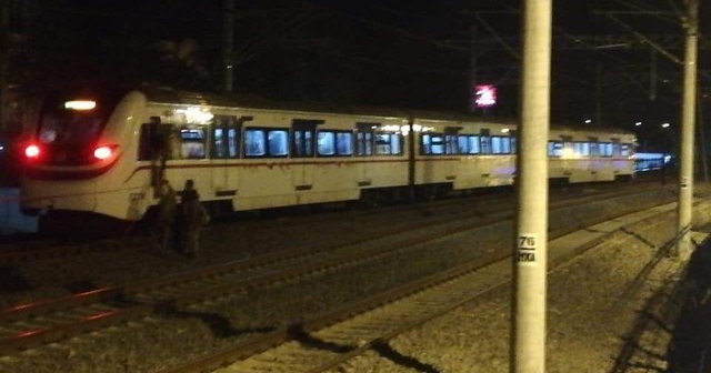 İzmir&#039;de sıcak saatler, tren son anda durdu!