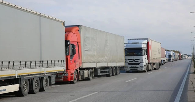 Kapıkule'de 11 kilometrelik tır kuyruğu