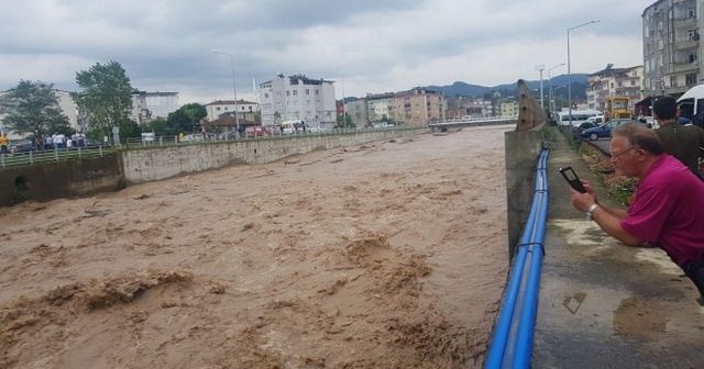 Karadeniz Sahil Yolu yine ulaşıma kapandı