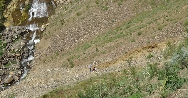 Kars'ta bir genç şelaleden düştü