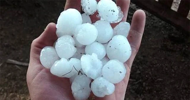Kars'ta ceviz büyüklüğünde dolu yağdı
