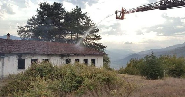 Kullanılmayan ilkokula yıldırım düştü