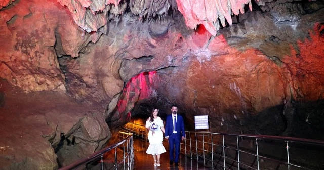 Mağarada nikah kıydılar