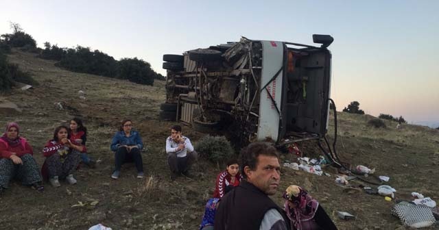 Manisa&#039;da tarım işçilerini taşıyan servis devrildi: 26 yaralı