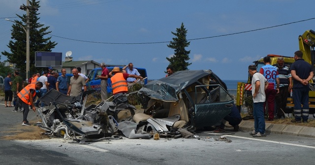 Otomobil ikiye bölündü: 1 ölü, 10 yaralı