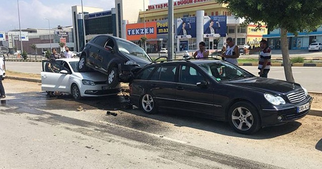 Otomobil, park halindeki otomobillerin üzerine çıktı