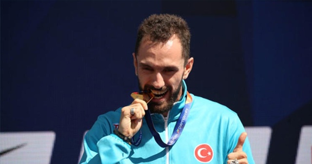 Ramil Guliyev altın madalyasını aldı