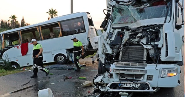 Rus turistleri taşıyan midibüse TIR çarptı